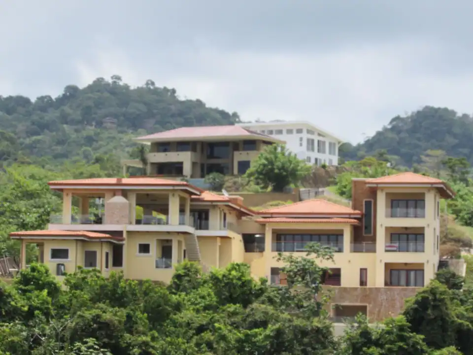 Casa Amarillo villa with infinity pool in Playa Hermosa